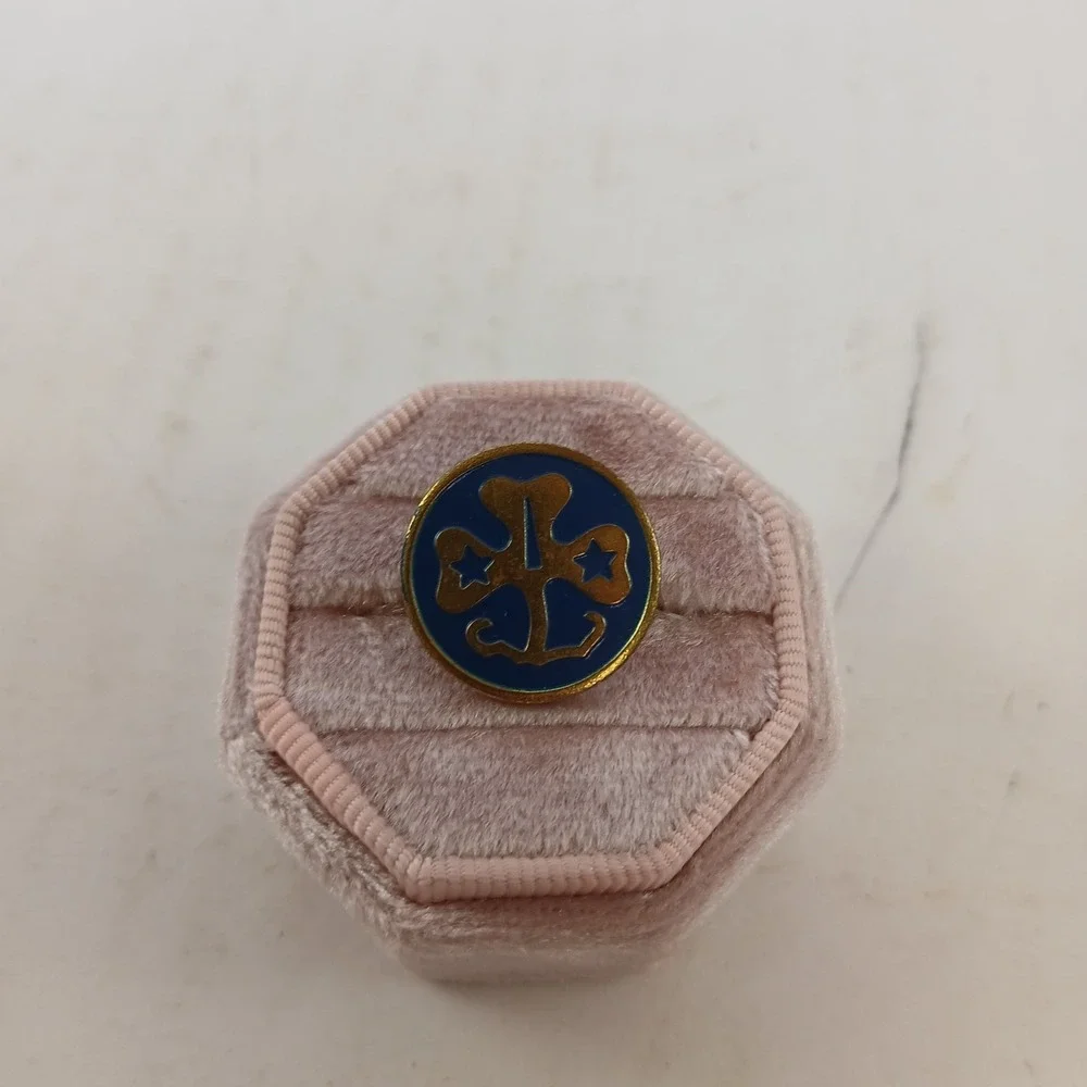 VTG Girl Scout Blue Gold Tone World Trefoil Pin Back Clover & Star Design Logo